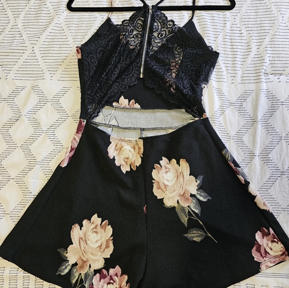 Lace back Romper - Picture 3 of 3